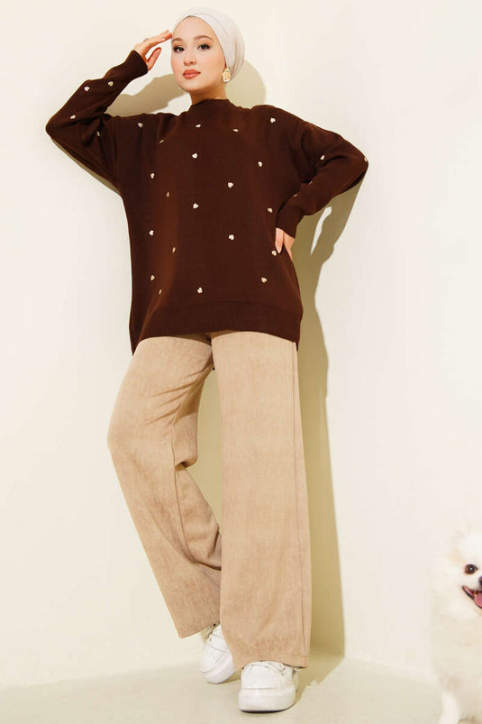 سترة تريكو مطرزة على شكل قلب صغير باللون البني