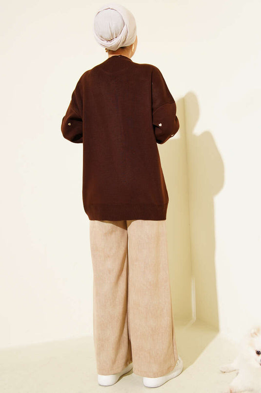 سترة تريكو مطرزة على شكل قلب صغير باللون البني