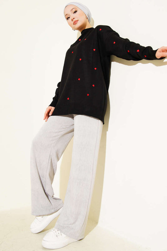 سترة تريكو مطرزة على شكل قلب صغير باللون الأسود