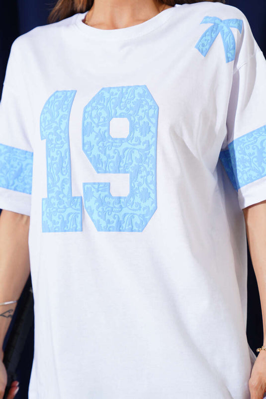 تيشيرت أزرق مطبوع عليه شريط