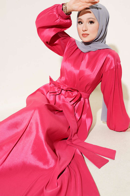 Vestido de noche con cinturón y cinta fucsia