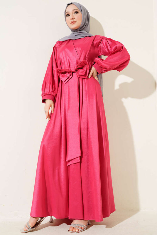 Vestido de noche con cinturón y cinta fucsia