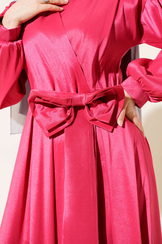 Vestido de noche con cinturón y cinta fucsia