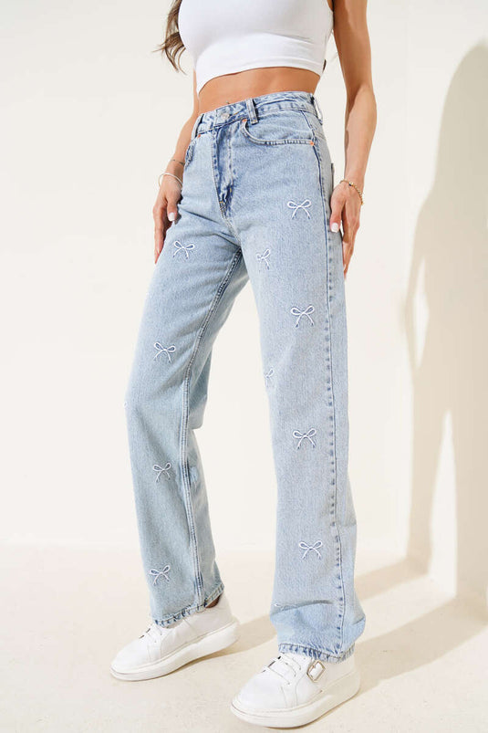 Jean à jambes larges avec broderie de ruban, couleur neige claire