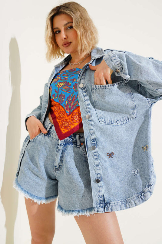 سترة جينز مطرزة بشريط أزرق