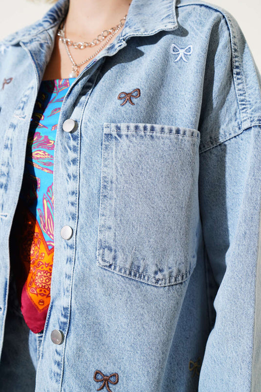 سترة جينز مطرزة بشريط أزرق