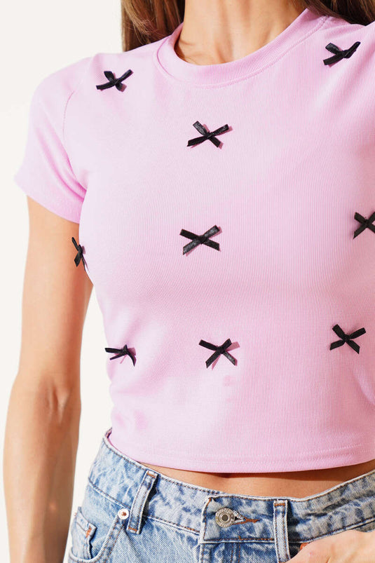 Haut court rose à manches courtes orné de rubans