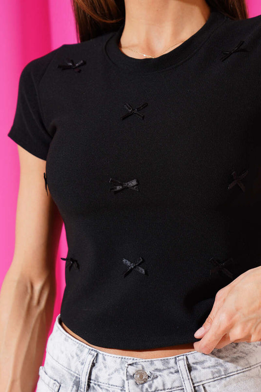 Haut court noir à manches courtes orné d'un ruban