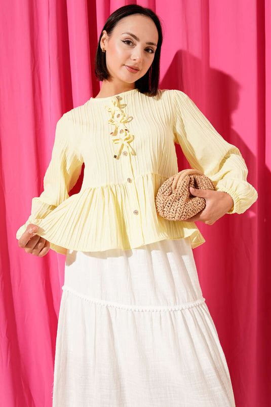 Camisa con detalle de volante y cinta amarilla