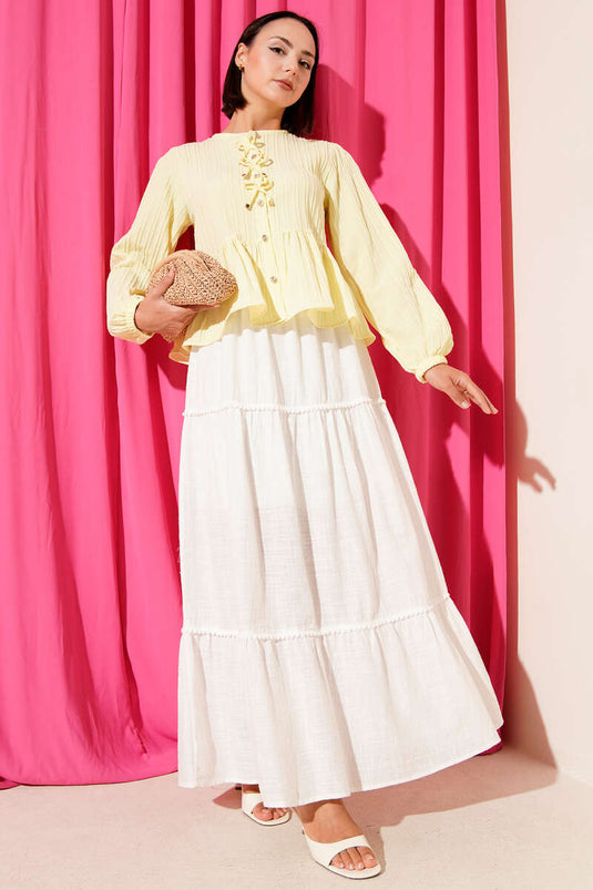 Camisa con detalle de volante y cinta amarilla