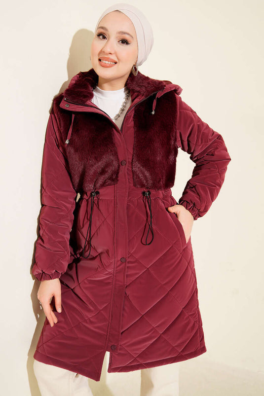 معطف مبطن بغطاء رأس من الفرو باللون العنابي