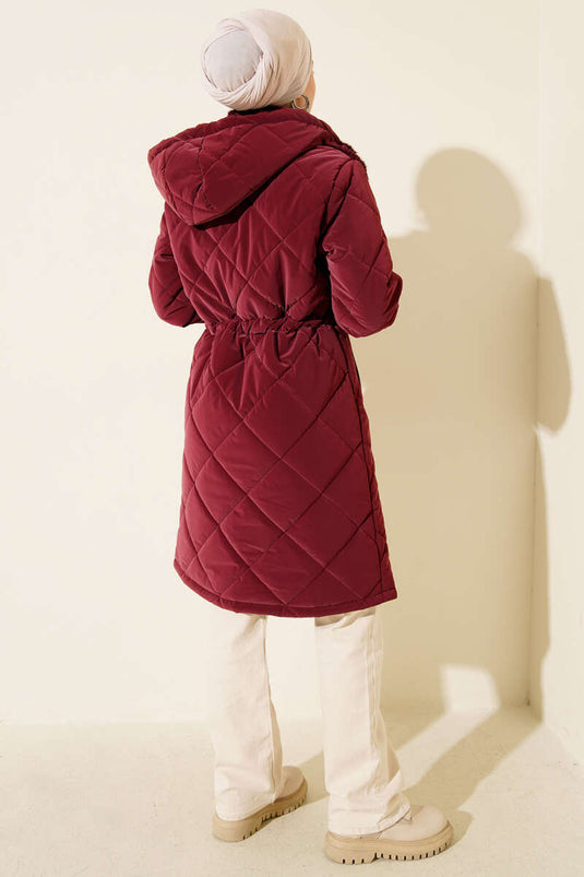 معطف مبطن بغطاء رأس من الفرو باللون العنابي