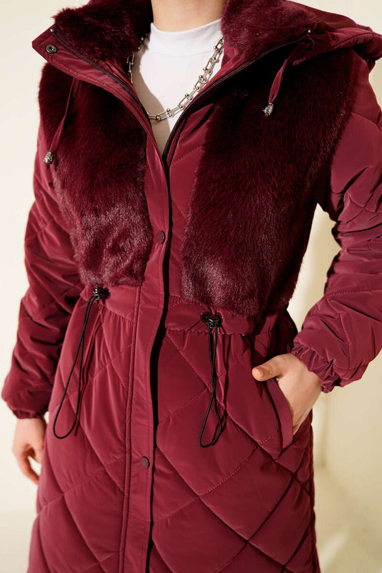 معطف مبطن بغطاء رأس من الفرو باللون العنابي