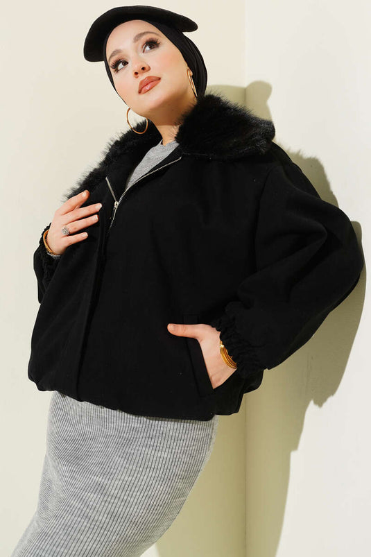 معطف من قماش الجبردين بسحاب وياقة من الفرو، أسود