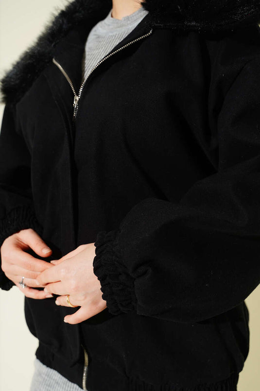 معطف من قماش الجبردين بسحاب وياقة من الفرو، أسود