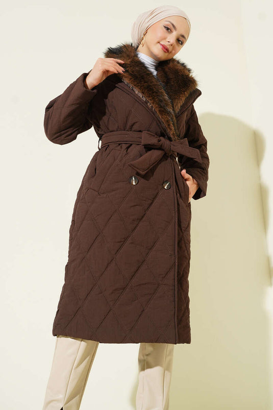 Manteau matelassé boutonné à col en fourrure, marron.