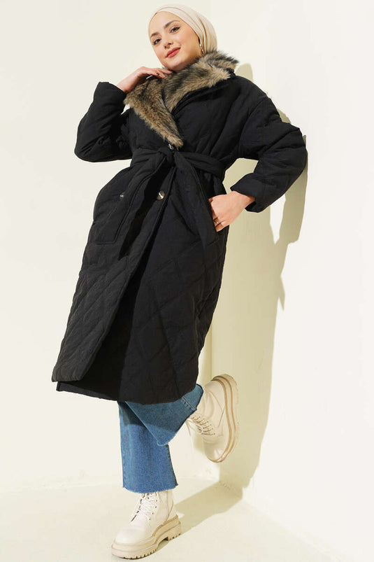 Manteau matelassé noir à col en fourrure et boutons