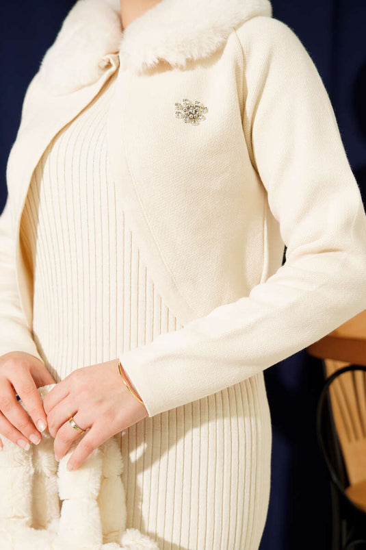 Robe en maille gilet avec détails en fourrure écru