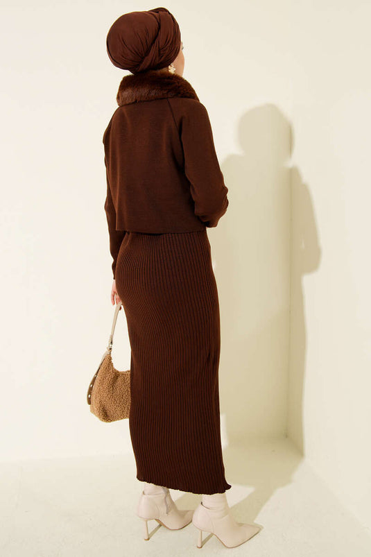 Robe en tricot avec gilet détaillé en fourrure marron
