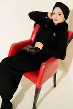 Robe en tricot avec détails en fourrure noire