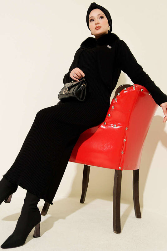 Robe en tricot avec détails en fourrure noire