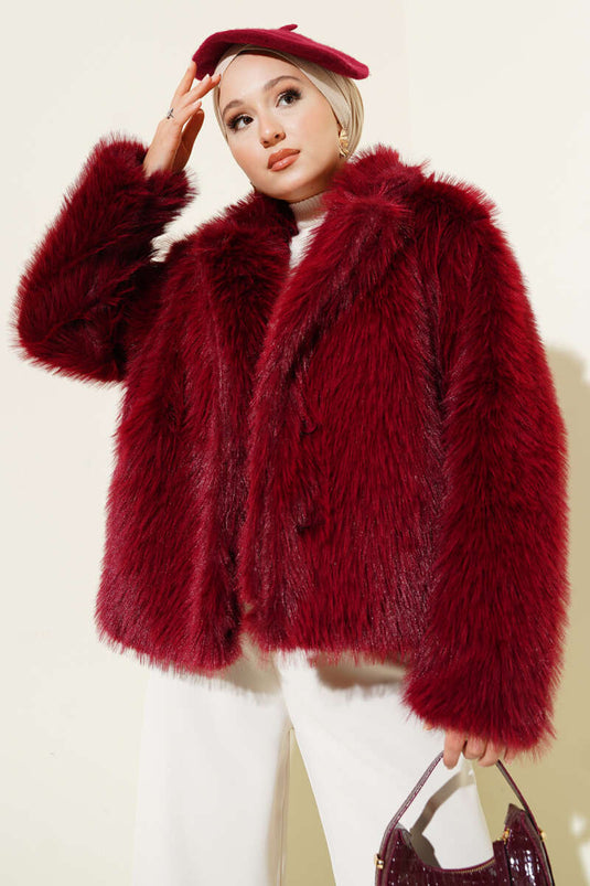 معطف قصير بأزرار وحواف من الفرو، لون عنابي