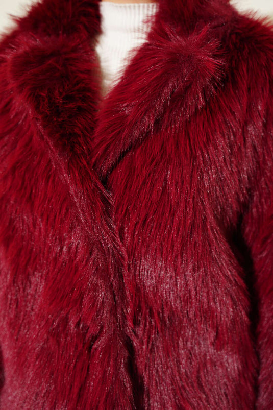 معطف قصير بأزرار وحواف من الفرو، لون عنابي