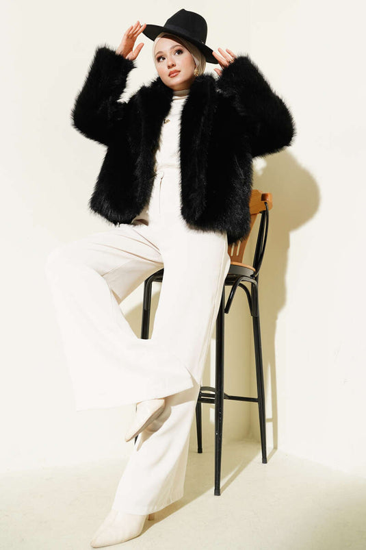 Kurzer, geknöpfter Mantel mit Pelzbesatz, Schwarz