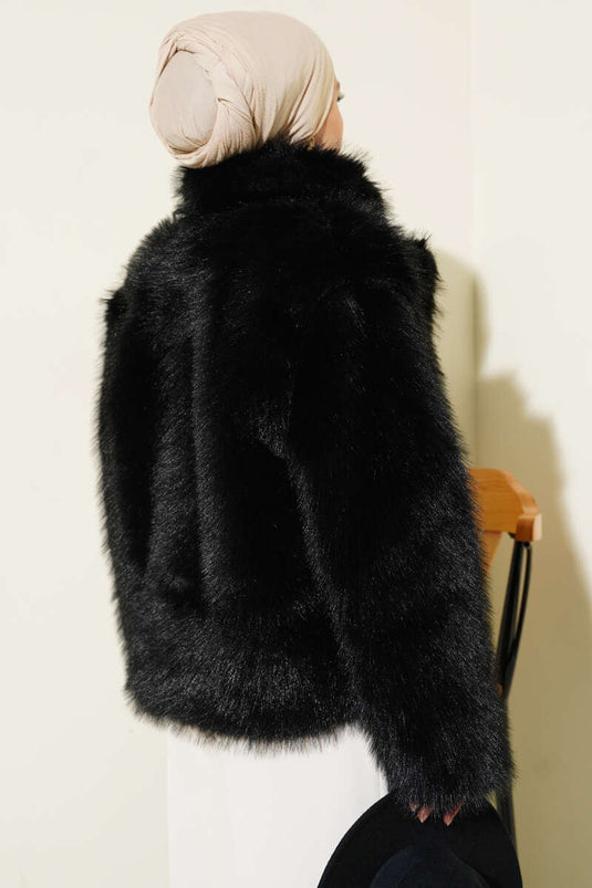 Kurzer, geknöpfter Mantel mit Pelzbesatz, Schwarz