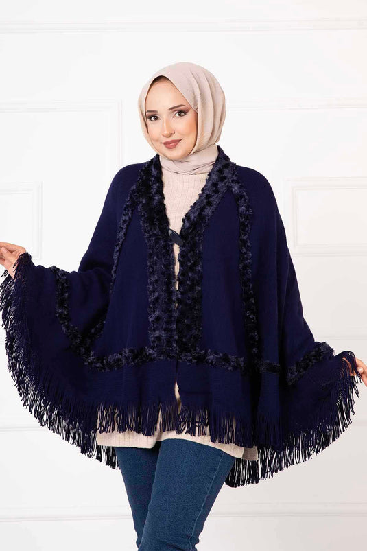 Pelziger Poncho in Marineblau