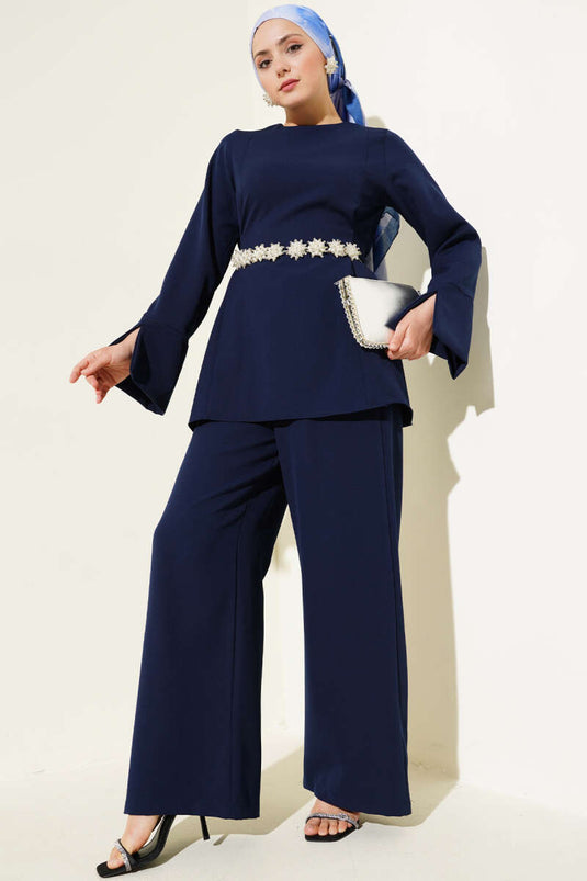 بدلة مزدوجة الصدر مع حزام للإغلاق باللون الأزرق الداكن