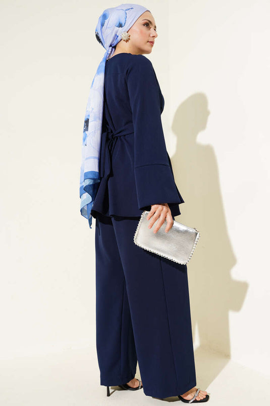 بدلة مزدوجة الصدر مع حزام للإغلاق باللون الأزرق الداكن