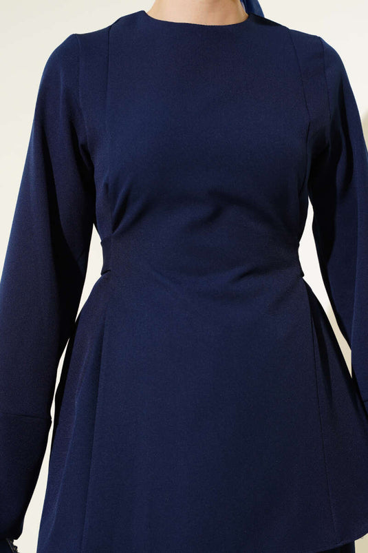 بدلة مزدوجة الصدر مع حزام للإغلاق باللون الأزرق الداكن