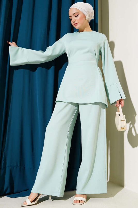 بدلة من قطعتين بلون النعناع مع ربطة عنق