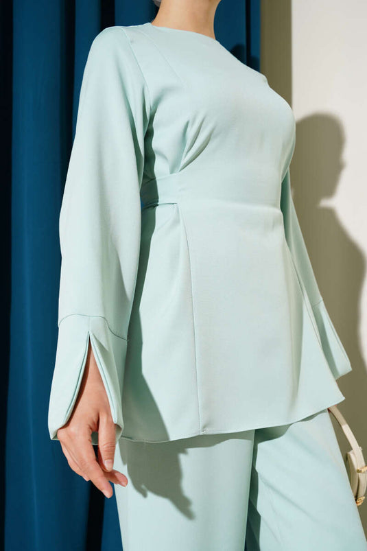 بدلة من قطعتين بلون النعناع مع ربطة عنق