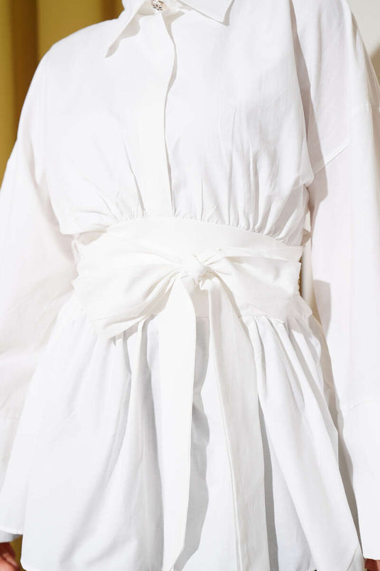 تونيك أبيض بنصف زر وحزام