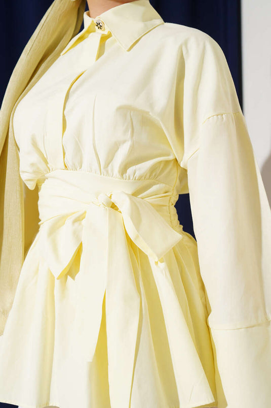 سترة نصف أزرار مع حزام مجمع باللون الأصفر