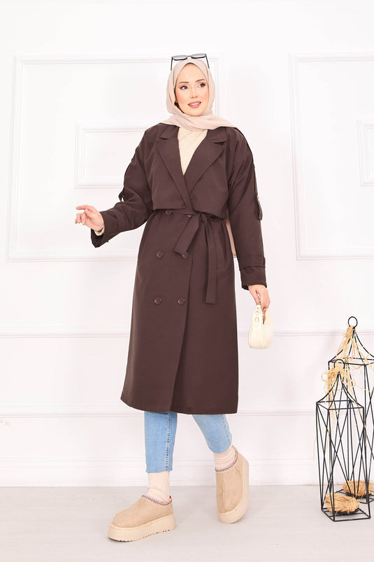 Trench-coat marron avec ceinture et épaulettes détaillées