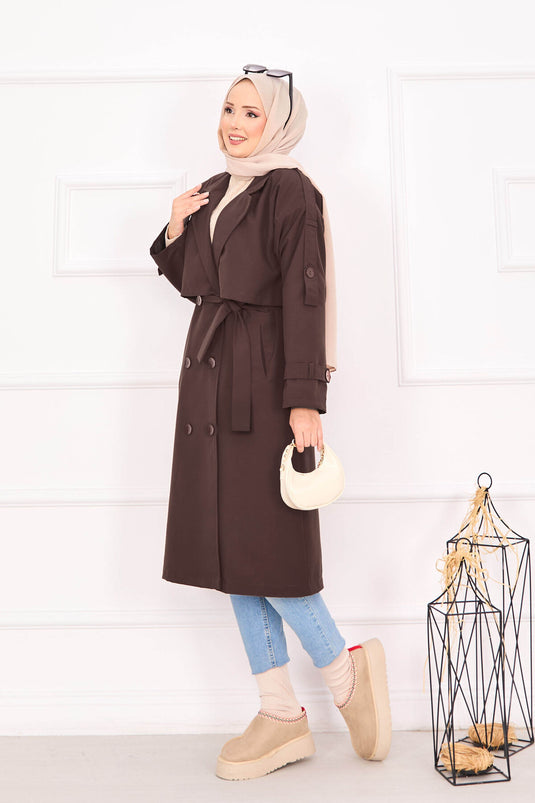 Trench-coat marron avec ceinture et épaulettes détaillées