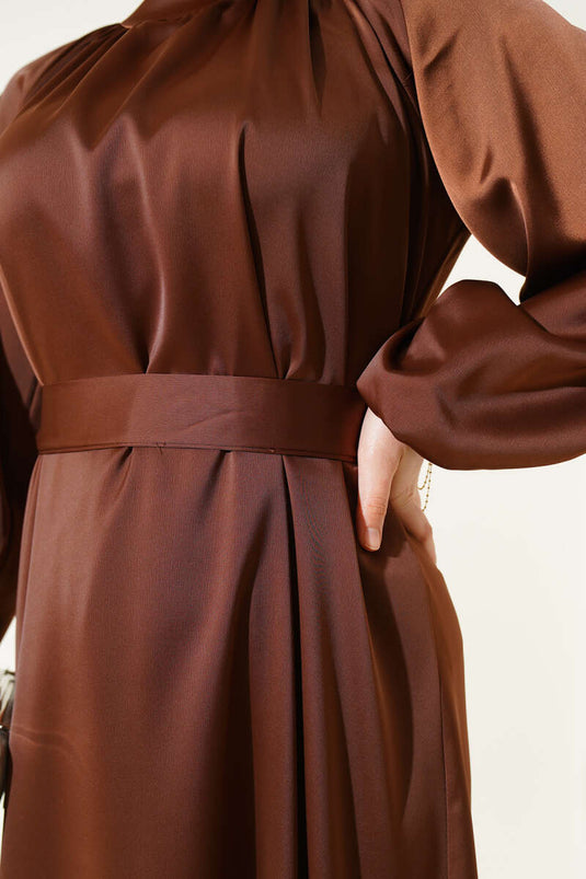 Robe de soirée en satin à manches ballon et ceinture marron