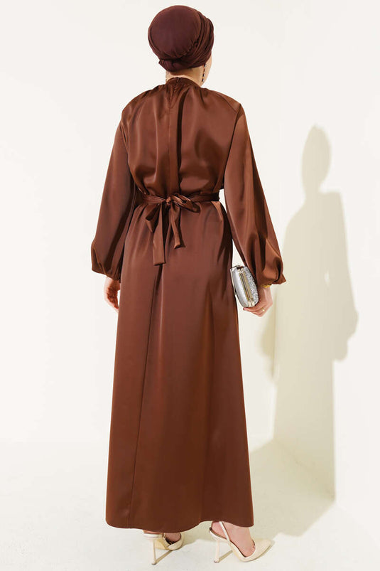 Robe de soirée en satin à manches ballon et ceinture marron