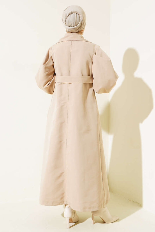 Langer Trenchcoat mit Gürtel und Ballonärmeln in Beige