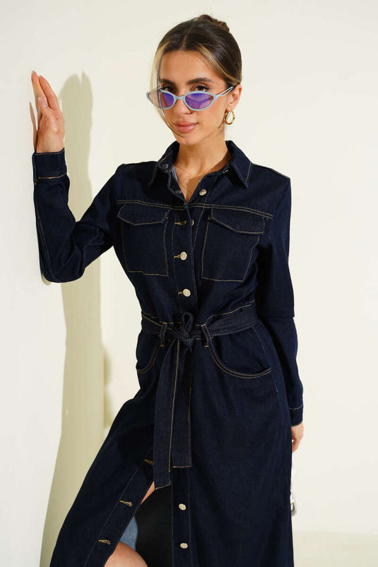 فستان جينز متوسط الطول بأزرار من الأعلى إلى الأسفل مع حزام باللون الأزرق الداكن