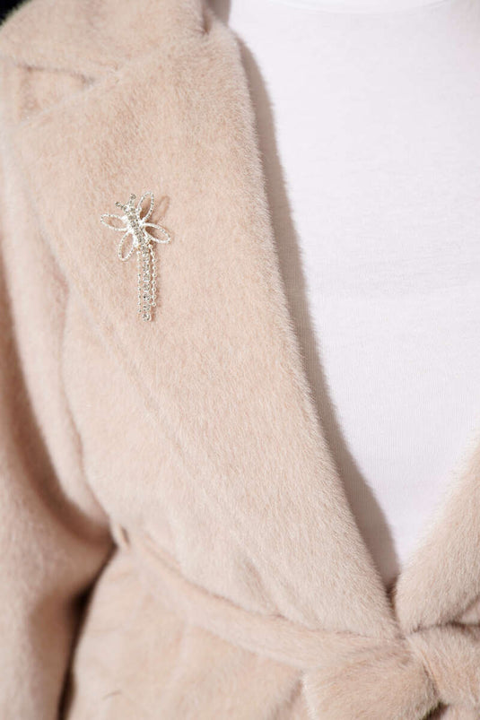 Manteau en cachemire beige avec broche et ceinture