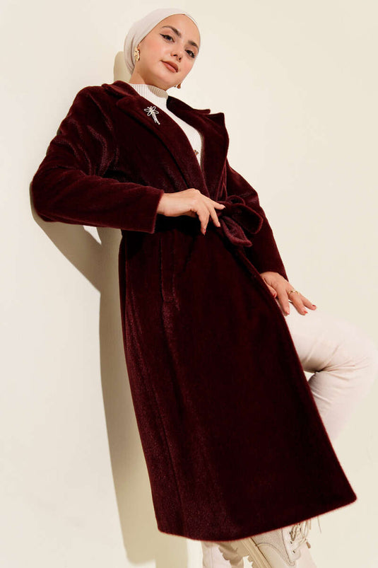 Manteau en cachemire bordeaux avec broche et ceinture