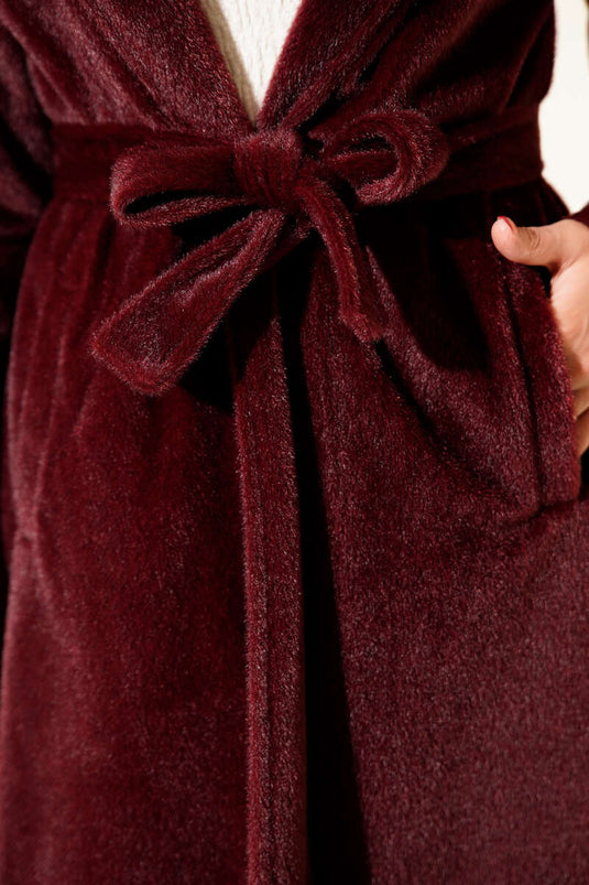 Manteau en cachemire bordeaux avec broche et ceinture