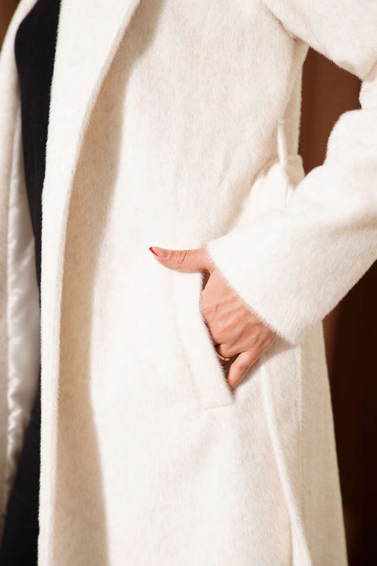 Manteau en cachemire écru, orné d'une broche et d'une ceinture