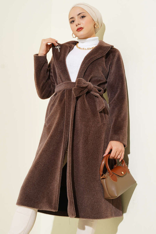 Manteau en cachemire marron orné d'une broche et d'une ceinture