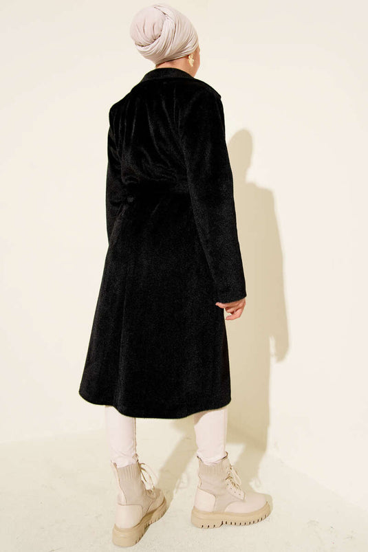 Manteau en cachemire noir avec détail broche et ceinture