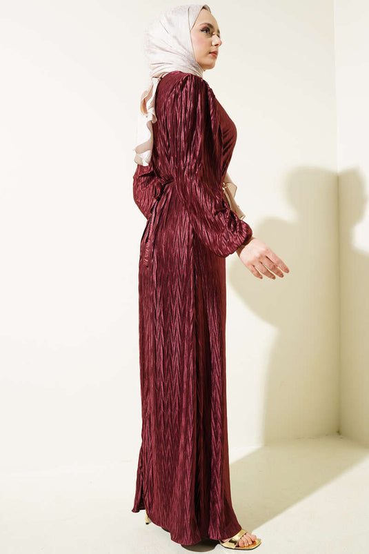 Robe plissée ceinturée bordeaux